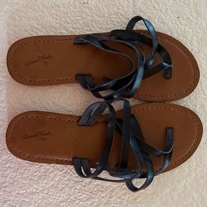 Universal Thread straps sandals